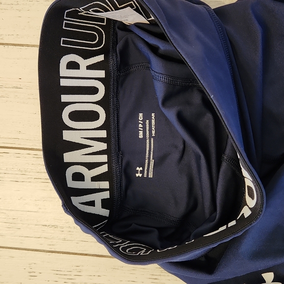 Womans Under Armour compression shorts size small - Picture 3 of 3